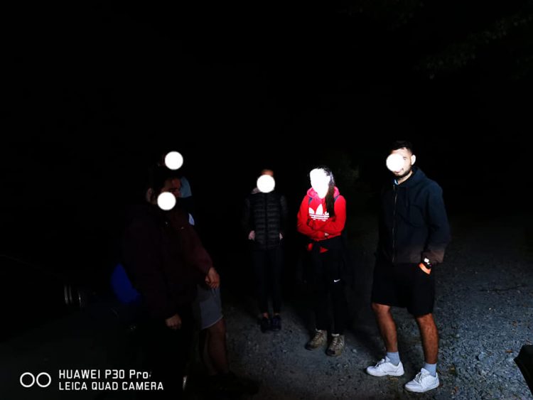 Şapte tineri turişti, rătăciţi prin Munţii Ţibleş, găsiţi teferei de salvamontiştii maramureşeni