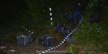 Contrabandă la frontiera de nord cu urmărire, accident, maşină abandonată, colete cu ţigări aruncate în boscheţi