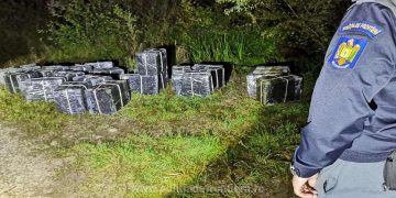 25 de colete cu ţigări abandonate în zona Sarasău. Contrabandiştii au sărit în râul Tisa, întorcându-se înot pe teritoriul ucrainean