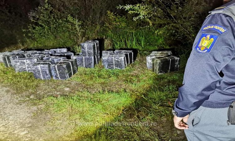 25 de colete cu ţigări abandonate în zona Sarasău. Contrabandiştii au sărit în râul Tisa, întorcându-se înot pe teritoriul ucrainean