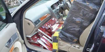 Captură uriaşă. Aproximativ 30.000 pachete țigări și trei maşini ticsite cu ţigări, depistate de poliţiştii de frontieră în curtea unei case abandonate