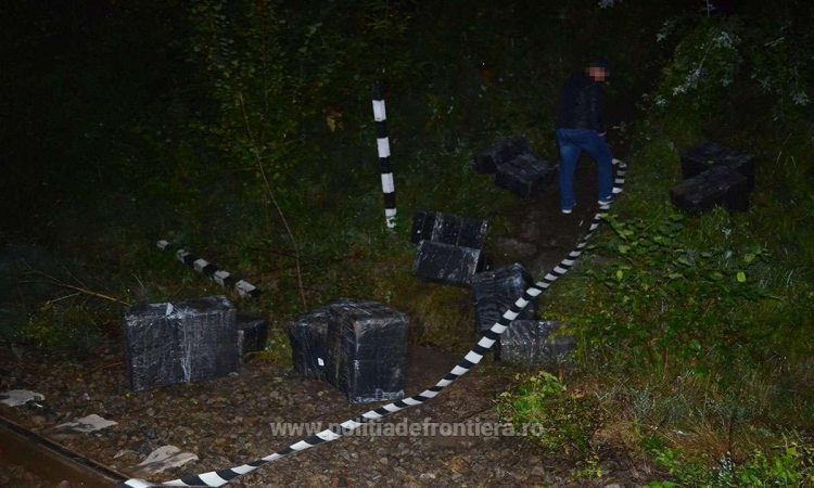 Contrabandă la frontiera de nord cu urmărire, accident, maşină abandonată, colete cu ţigări aruncate în boscheţi