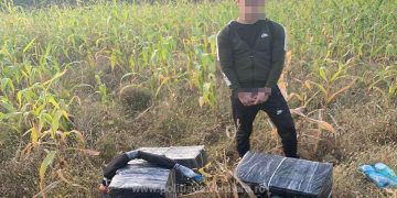 Focuri de armă, ucrainean reţinut cu mai multe colete cu ţigări în spinare și peste 5.000 pachete cu țigări confiscate la frontiera de nord