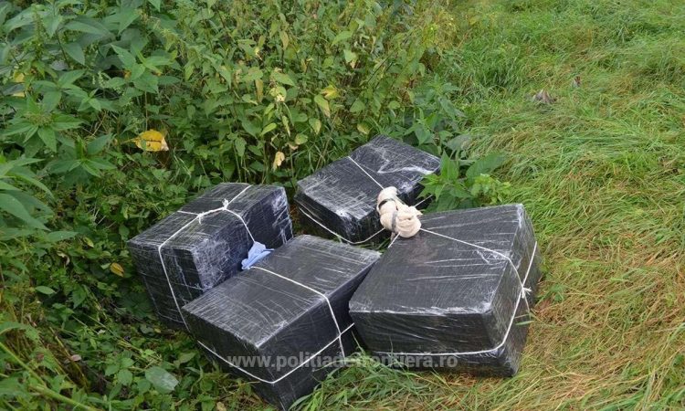 Au aruncat coletele cu ţigări de contrabandă de peste 38.000 lei, apoi au sărit în apa râului Tisa