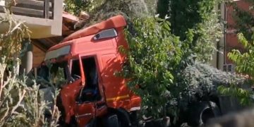 O fetiță de 3 ani a fost omorâtă în curtea casei de un TIR care ar fi rămas fără frâne. A decedat și șoferul – video