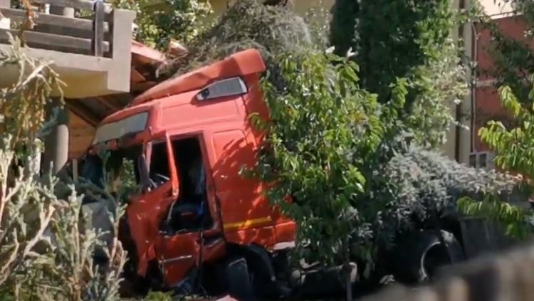 O fetiță de 3 ani a fost omorâtă în curtea casei de un TIR care ar fi rămas fără frâne. A decedat și șoferul – video