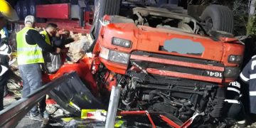 Tragedie la Drăghia. Şofer de TIR mort după ce s-a răsturnat cu autotrenul – foto