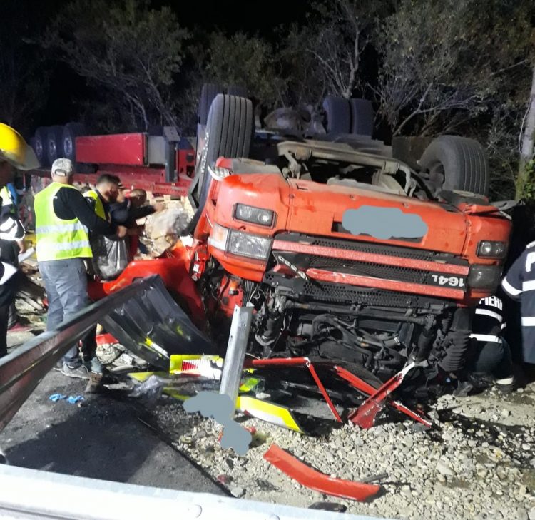 Tragedie la Drăghia. Şofer de TIR mort după ce s-a răsturnat cu autotrenul – foto