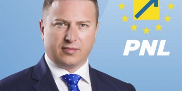 Un primar PNL și-a umilit fetița, ținând-o dezbrăcată cu fața la perete și cu mâinile ridicate, forțând-o să ceară scuze