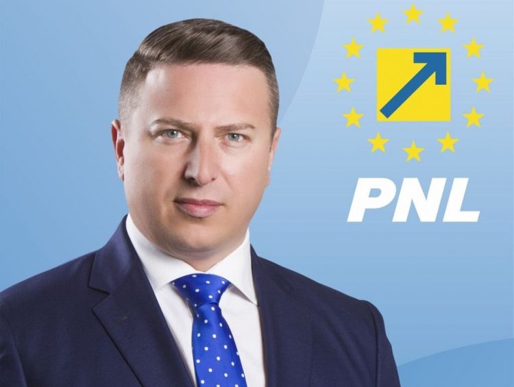 Un primar PNL și-a umilit fetița, ținând-o dezbrăcată cu fața la perete și cu mâinile ridicate, forțând-o să ceară scuze