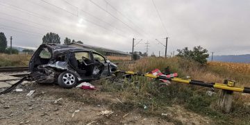 Volkswagen făcut praf de un tren. Şoferul a scăpat cu viață – foto