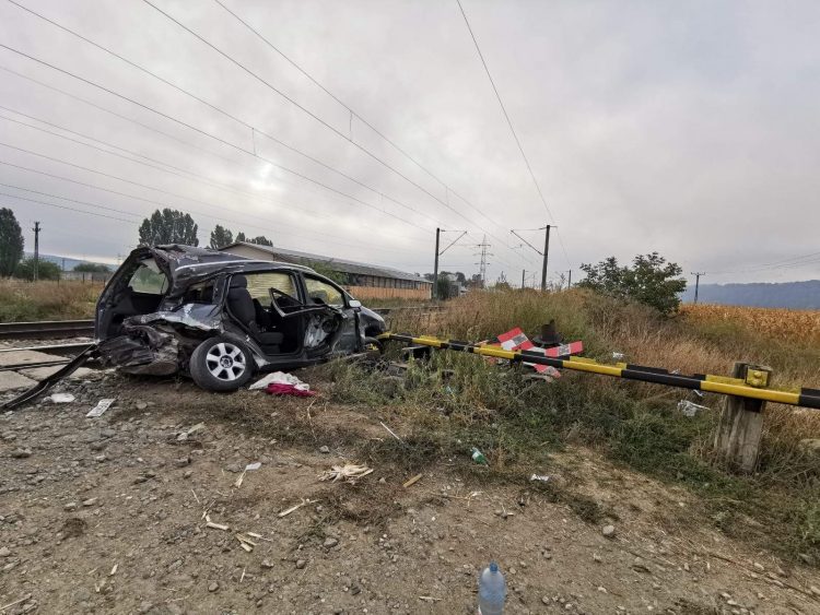 Volkswagen făcut praf de un tren. Şoferul a scăpat cu viață – foto