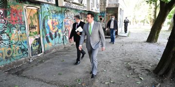 PATRIMONIU RECUPERAT – Primarul Cherecheș a preluat azi oficial, cu executorul judecătoresc, Cinematograful Dacia