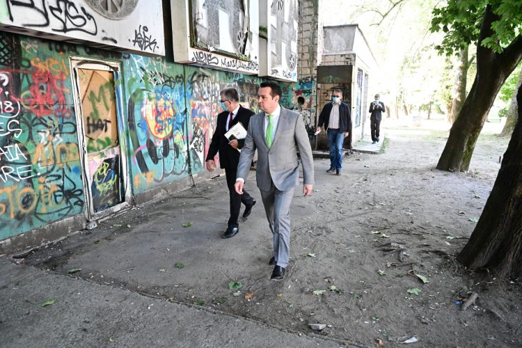 PATRIMONIU RECUPERAT – Primarul Cherecheș a preluat azi oficial, cu executorul judecătoresc, Cinematograful Dacia