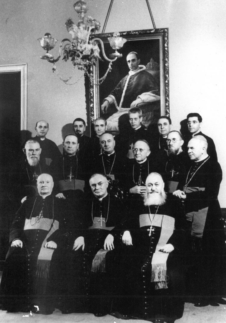 Luna octombrie este luna închinată Rozariului. Este și luna în care Biserica Română Unită a fost văduvită prin arestarea episcopilor săi