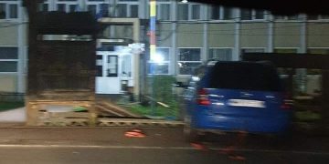 Gardul primăriei din Târgu Lăpuș a fost dărâmat de un șofer care a încurcat drumurile