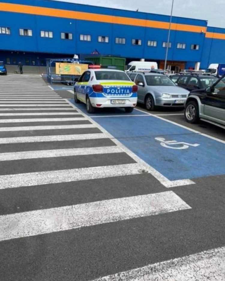 Polițiști taxați pe grupul „Ai parcat ca un bou CLUJ”, după ce și-au parcat mașina pe un loc destinat persoanelor cu dizabilități – FOTO comentarii