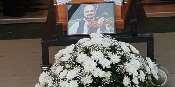 Violonistul Fabian Ghișe, condus pe ultimul drum de orchestra Ansamblului Folcloric Național „Transilvania” – VIDEO