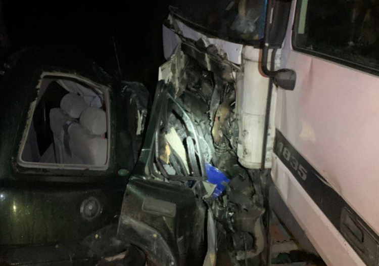Ultima oră: Accident cu impact frontal între un camion şi o maşină