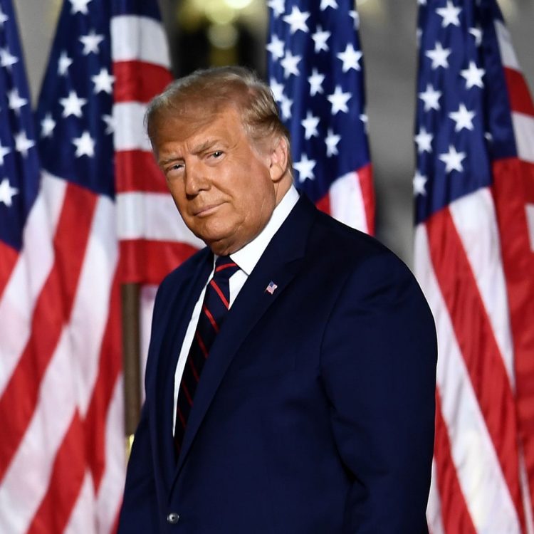 Donald Trump a plecat din spital, deși are COVID. El îi îndeamnă pe americani să iasă din casă