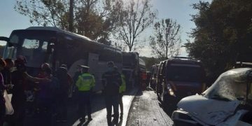 Autocar cu 30 de persoane, impact frontal violent cu o dubă