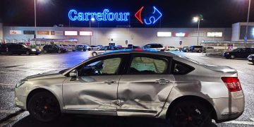 Accident rutier în parcarea de la Value Centre. O mașină este avariată aproape în totalitate – FOTO