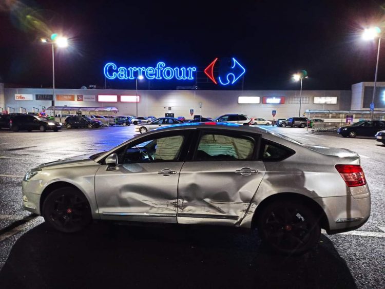 Accident rutier în parcarea de la Value Centre. O mașină este avariată aproape în totalitate – FOTO