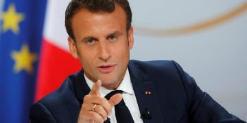 Macron anunță o lege radicală împotriva separatismului islamic. Vălul, interzis și în companiile private. Copiii, obligatoriu la școală