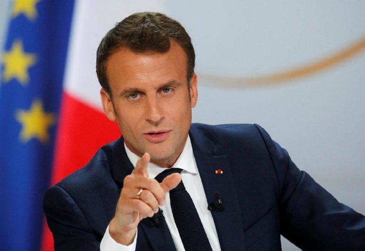 Macron anunță o lege radicală împotriva separatismului islamic. Vălul, interzis și în companiile private. Copiii, obligatoriu la școală