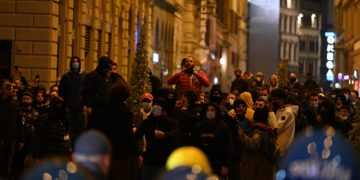 Proprietarii de restaurante și șomerii din Florența s-au bătut cu polițiștii în centrul orașului