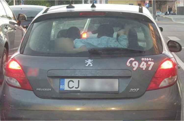 Copil transportat pe haionul unei mașini aflate în mers: „Era să zboare de acolo”