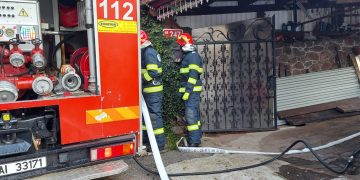 Incendiu pe Valea Roșie! Acoperișul unei case este mistuit de flăcări