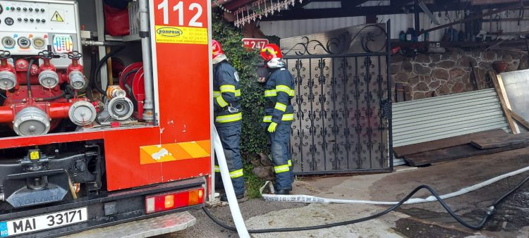 Incendiu pe Valea Roșie! Acoperișul unei case este mistuit de flăcări