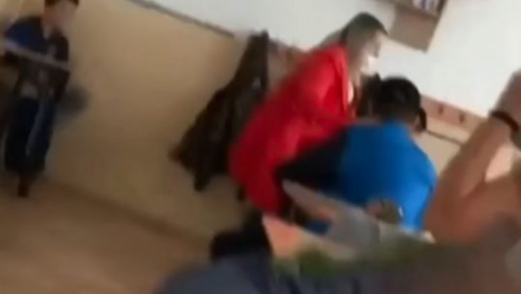 Polițiștii s-au autosesizat în cazul elevilor loviți de o profesoară în Maramureș