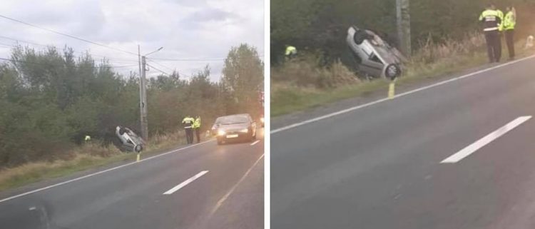 O maşină a ajuns cu roţile în sus la ieşirea din Buşag – foto