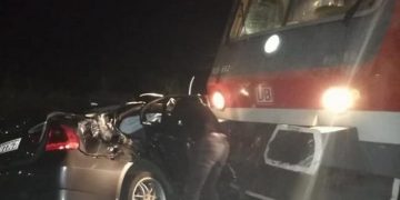 Un șofer de BMW, a rupt bariera de la calea ferată și a intrat în tren. Totul pe DN 1C, aproape de Jucu