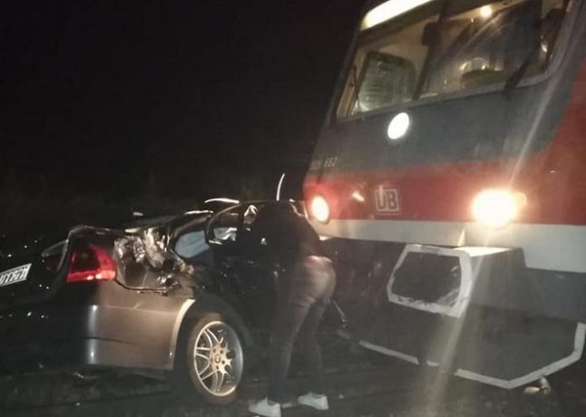 Un șofer de BMW, a rupt bariera de la calea ferată și a intrat în tren. Totul pe DN 1C, aproape de Jucu