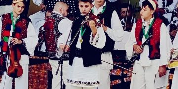 Concert de muzică populară, dedicat tinerei generaţii, în Piaţa Libertăţii din Baia Mare
