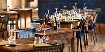 Restaurantele, cafenelele, cinematografele, teatrele, sălile de spectacol din București se închid. Purtarea măștilor devine obligatorie în apropierea școlilor