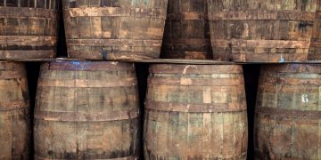 ANAF şi Poliţia, victorie istorică în lupta cu evaziunea. Au amendat un bătrân de 80 de ani şi i-au luat ţuica