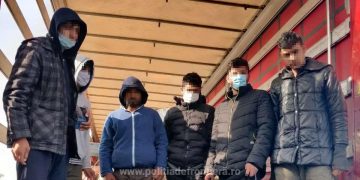 Opt cetăţeni din Afganistan, depistați în două TIR-uri la PTF Nădlac II