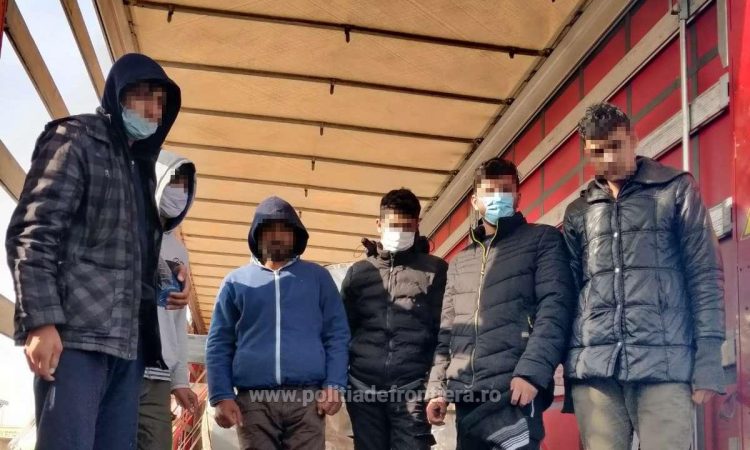 Opt cetăţeni din Afganistan, depistați în două TIR-uri la PTF Nădlac II