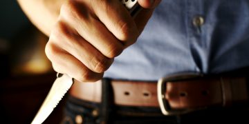 Un tânăr de 14 ani a fost condamnat pentru tentativă de omor, după ce a atacat cu toporul și a înjunghiat un alt minor