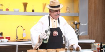 Dumitru Pop Tincu, păstrătorul Cimitirului Vesel din Săpânţa, i-a încântat cu poveştile şi preparatele sale pe juraţii de la „Chefi la cuţite”