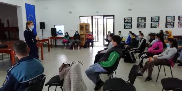 „După faptă şi răsplată”, proiect de prevenire a delincvenţei juvenile, derulat de poliţişti la Şcoala Gimnazială Cerneşti