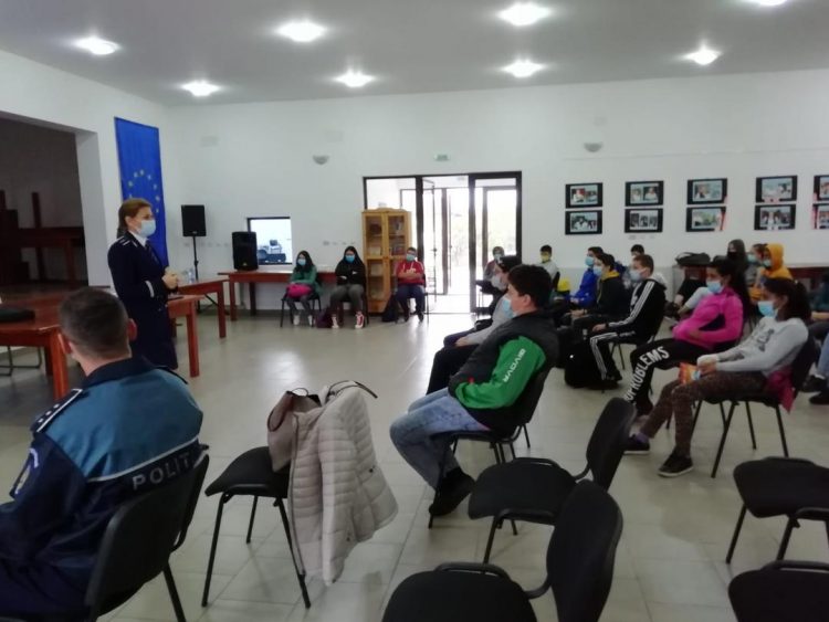 „După faptă şi răsplată”, proiect de prevenire a delincvenţei juvenile, derulat de poliţişti la Şcoala Gimnazială Cerneşti