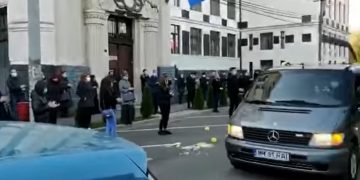 Vasile Mih, directorul Colegiului Naţional „Dragoş Vodă”, condus pe ultimul drum în ropote de aplauze – video