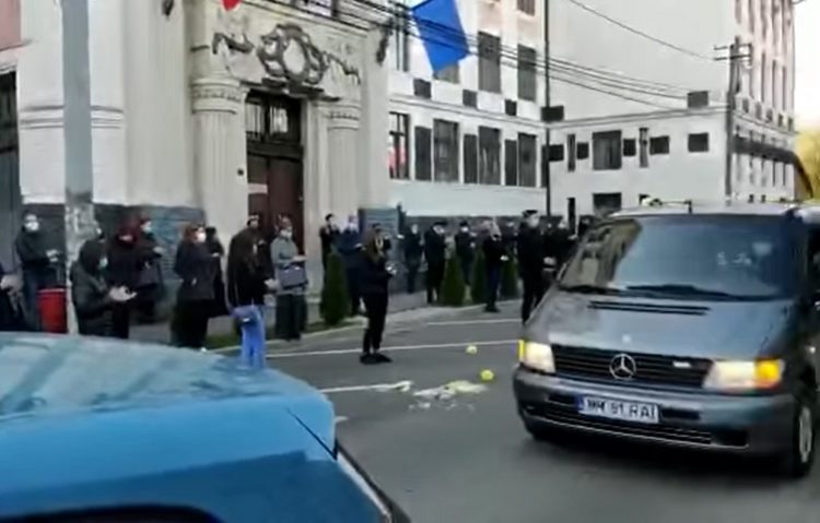 Vasile Mih, directorul Colegiului Naţional „Dragoş Vodă”, condus pe ultimul drum în ropote de aplauze – video