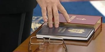 Imposibil! Consilierii USR-PLUS și PNL refuză să depună jurământul cu mâna pe Biblie. Unul a refuzat și jurământul simplu