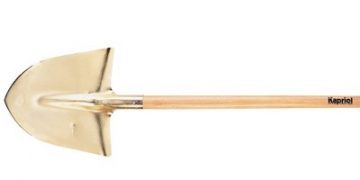 Un bărbat infectat cu coronavirus şi-a săpat drum cu lopata pentru a ieși din carantină